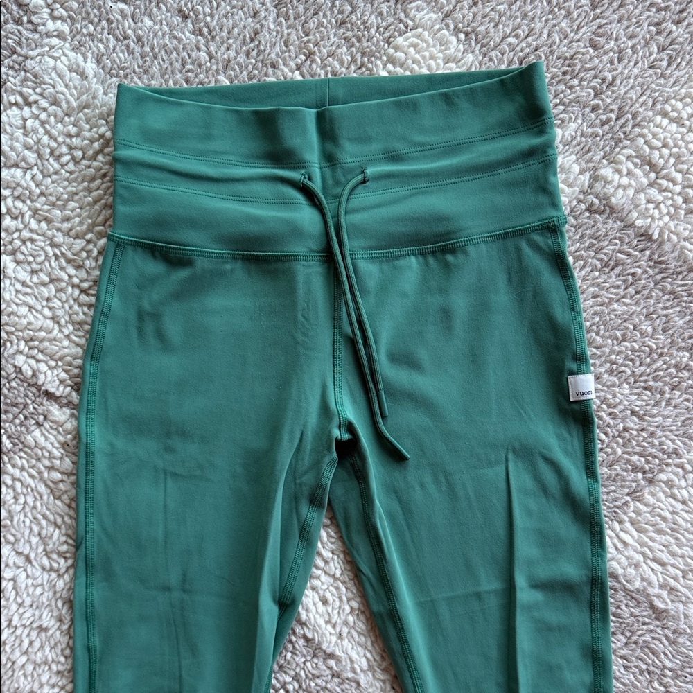 Vuori THE DAILY Legging - WORN ONCE Pine Green